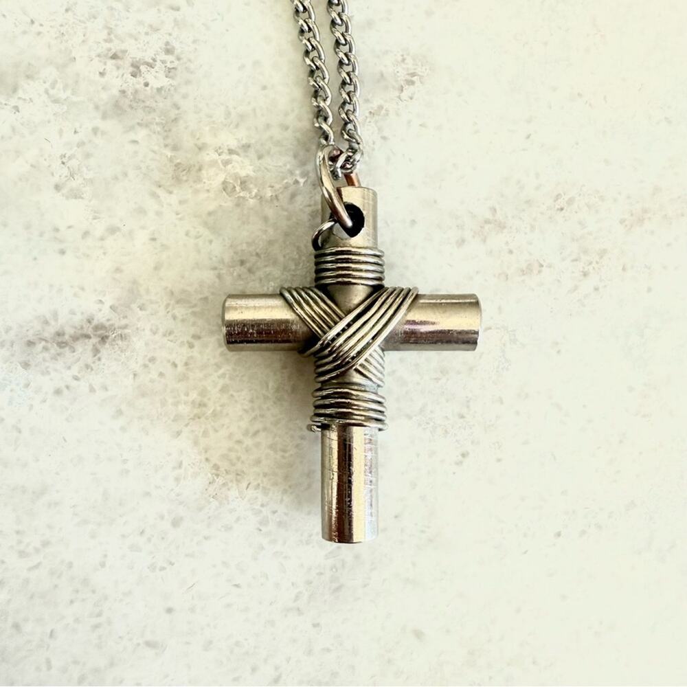 Vintage Cross Pendant Necklace 18” Chain Silver Tone Religious Jewelry Easter